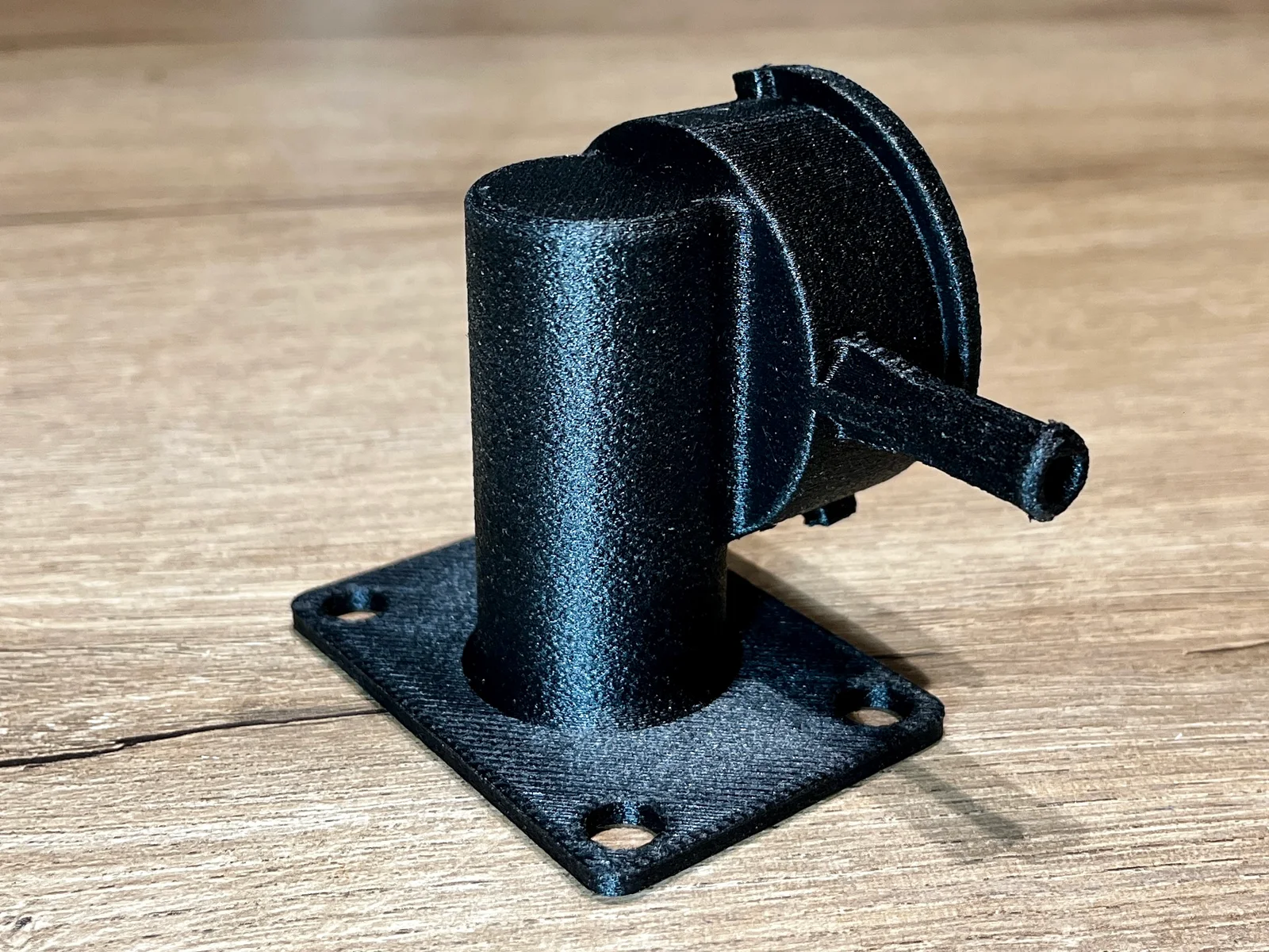 Raccord de refroidissement fabriqué par J3DLAB, photographié sur un établi